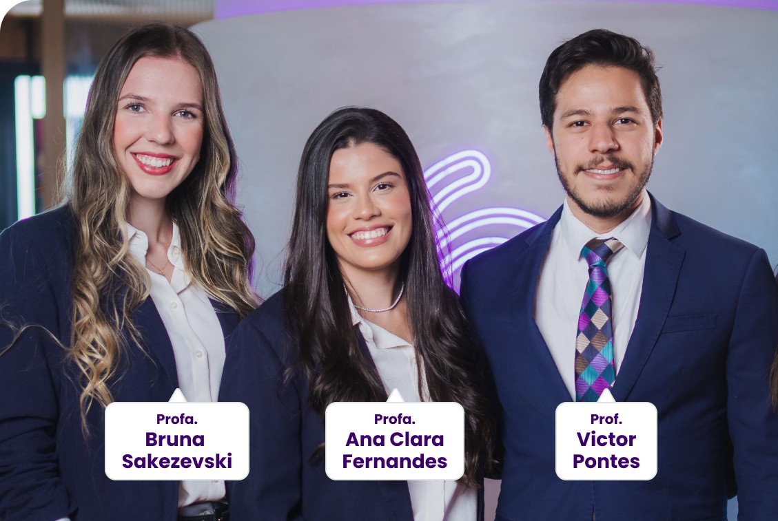 Três professores posam sorrindo para a foto. Da esquerda para a direita: Profa. Bruna Sakezevski, Profa. Ana Clara Fernandes e Prof. Victor Pontes. Todos estão vestidos formalmente com blazer azul marinho e camisa branca. Ao fundo, um ambiente moderno com iluminação roxa.